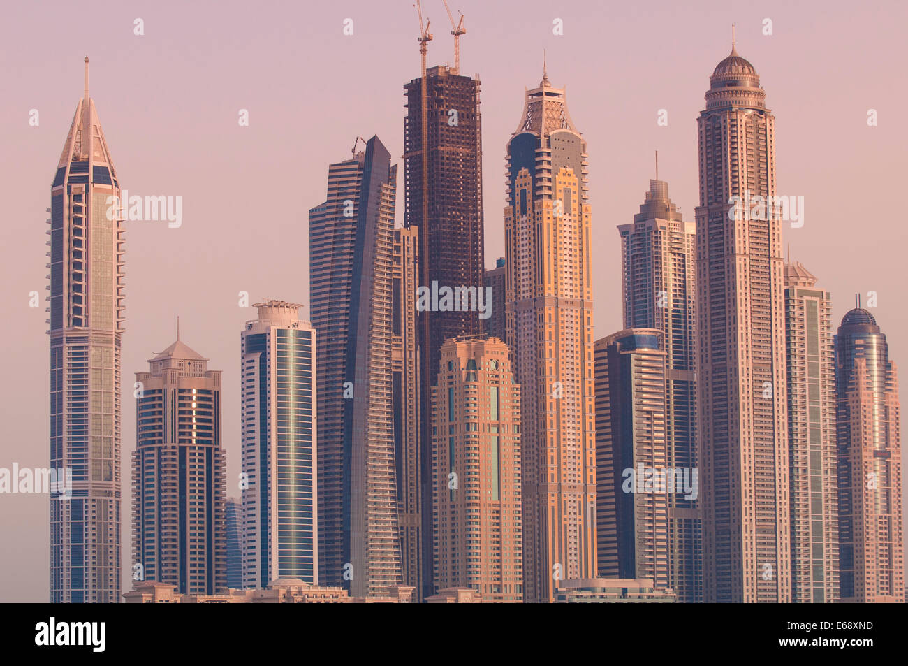 Un tramonto skyline cityscape di edifici torri intorno alla Marina di Dubai, Dubai, Emirati arabi uniti (EAU). Foto Stock