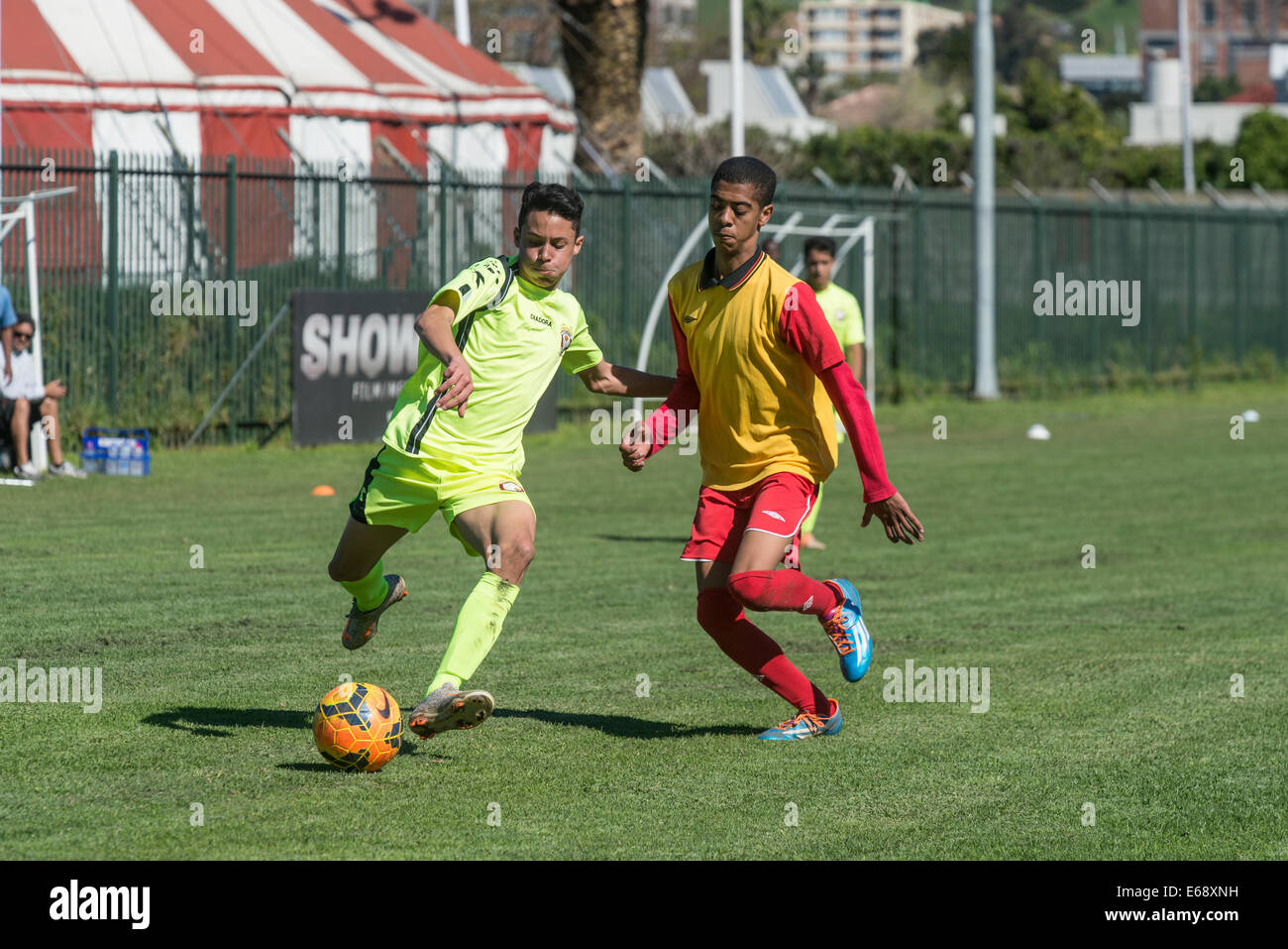 I giocatori nella partita di calcio di Sotto 15 squadre giovanili, Cape Town, Sud Africa Foto Stock