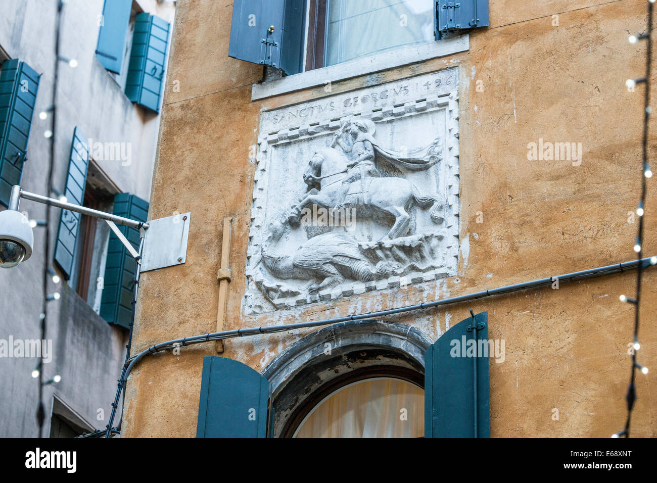 Sollievo scultura di San Giorgio e il Drago al di sopra di una finestra in una vecchia casa in Venezia. Foto Stock