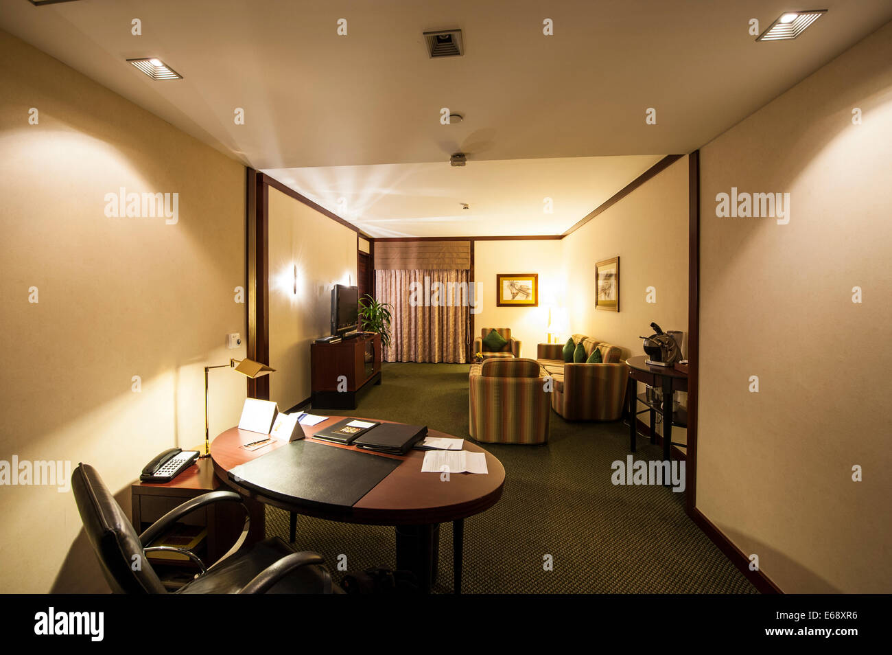 Camera da letto suite room le sistemazioni della struttura The Dusit Thani Hotel, Dubai, Emirati Arabi Uniti EMIRATI ARABI UNITI. Foto Stock