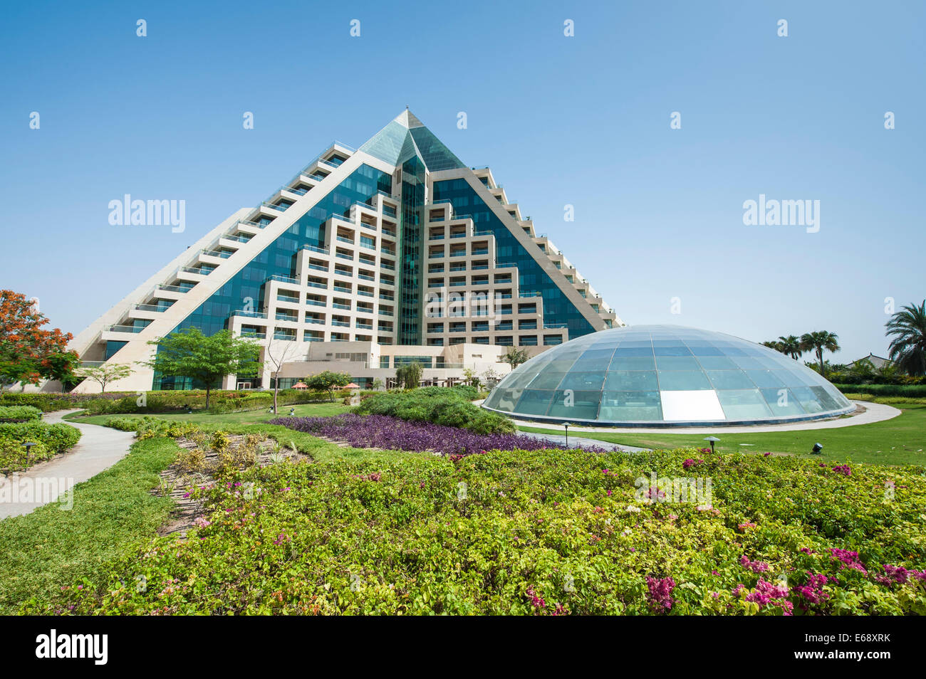 Giardini di fiori del giardino e atrio esterno Raffles Dubai Hotel Dubai Emirati Arabi Uniti EMIRATI ARABI UNITI. Foto Stock