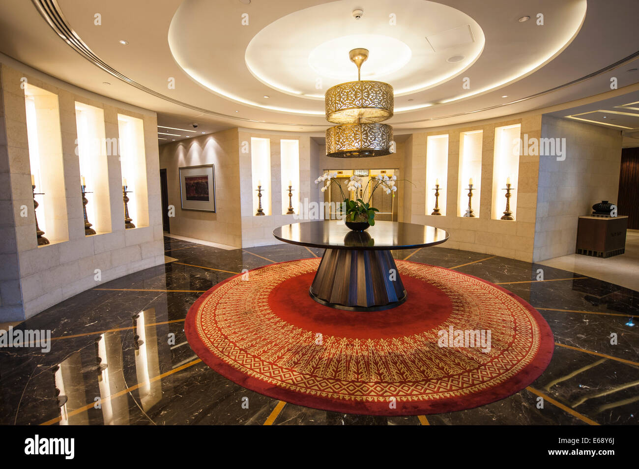 Entrata lobby lounge fontana sedi del Raffles Dubai Hotel Dubai Emirati Arabi Uniti EMIRATI ARABI UNITI. Foto Stock