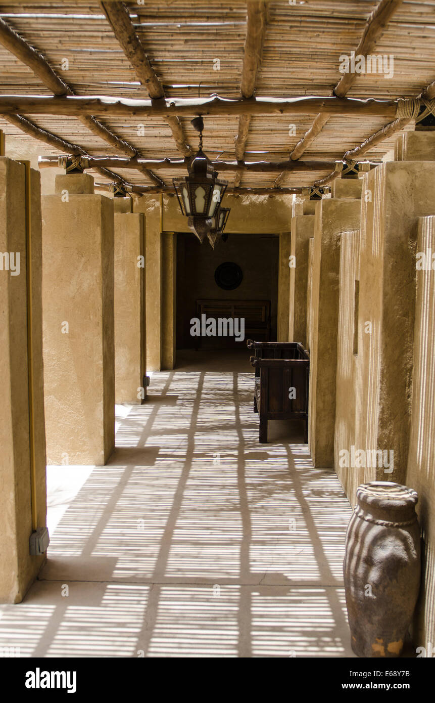 Courtyard corridoio al Bab Al Shams Desert Resort & Spa. Dubai, Emirati Arabi Uniti EMIRATI ARABI UNITI. Foto Stock