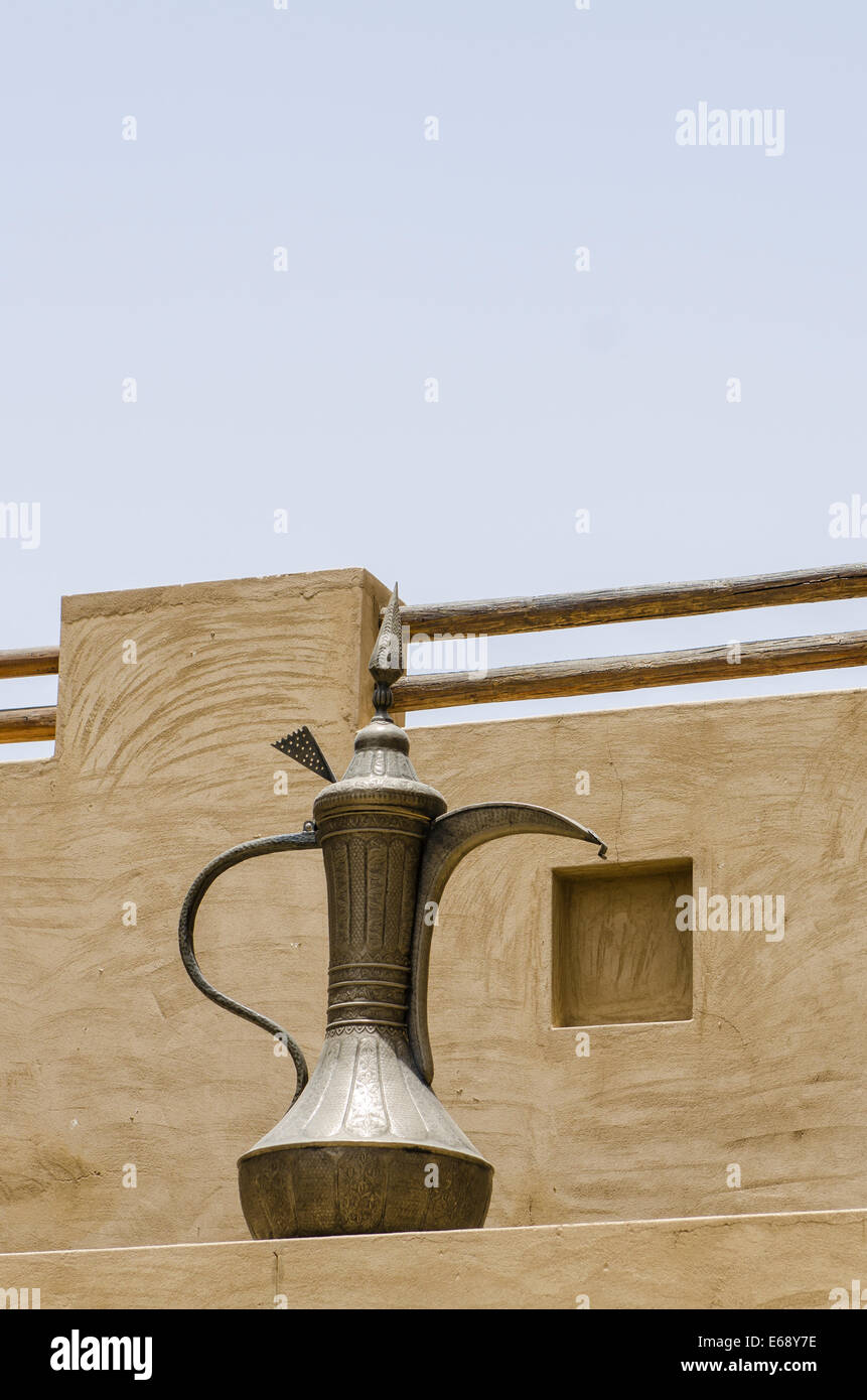 Il rame caffè urna pot arredamento decorativo al Bab Al Shams Desert Resort & Spa. Dubai, Emirati Arabi Uniti EMIRATI ARABI UNITI. Foto Stock