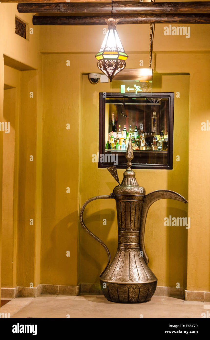 Arab caffè arabo urna pot presso il Bab Al Shams Desert Resort & Spa. Dubai, Emirati Arabi Uniti EMIRATI ARABI UNITI. Foto Stock