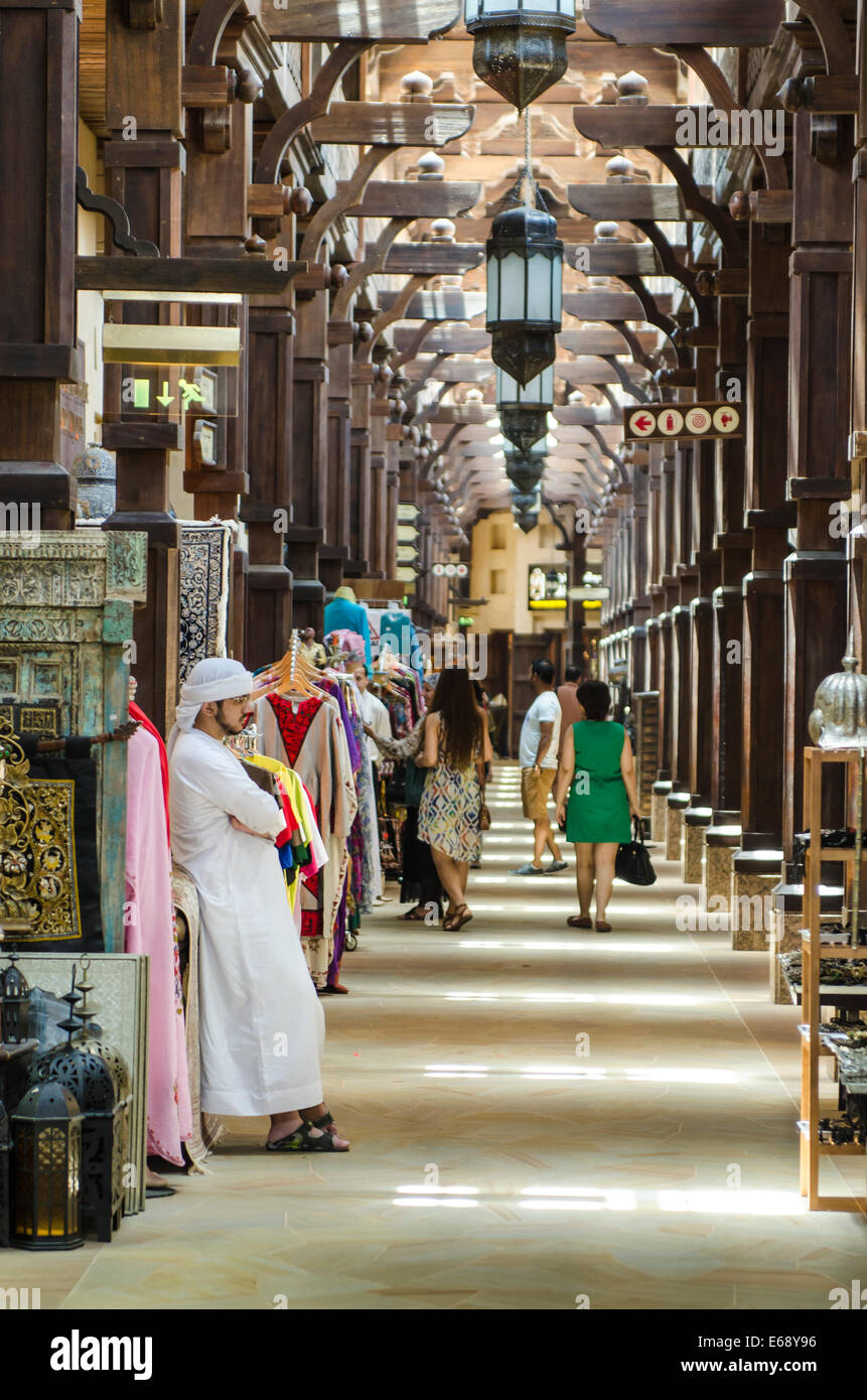 Shopping per i vestiti abbigliamento souvenir e prodotti tessili al Souk Madinat Jumeirah mercato, Dubai Emirati Arabi Uniti EMIRATI ARABI UNITI. Foto Stock