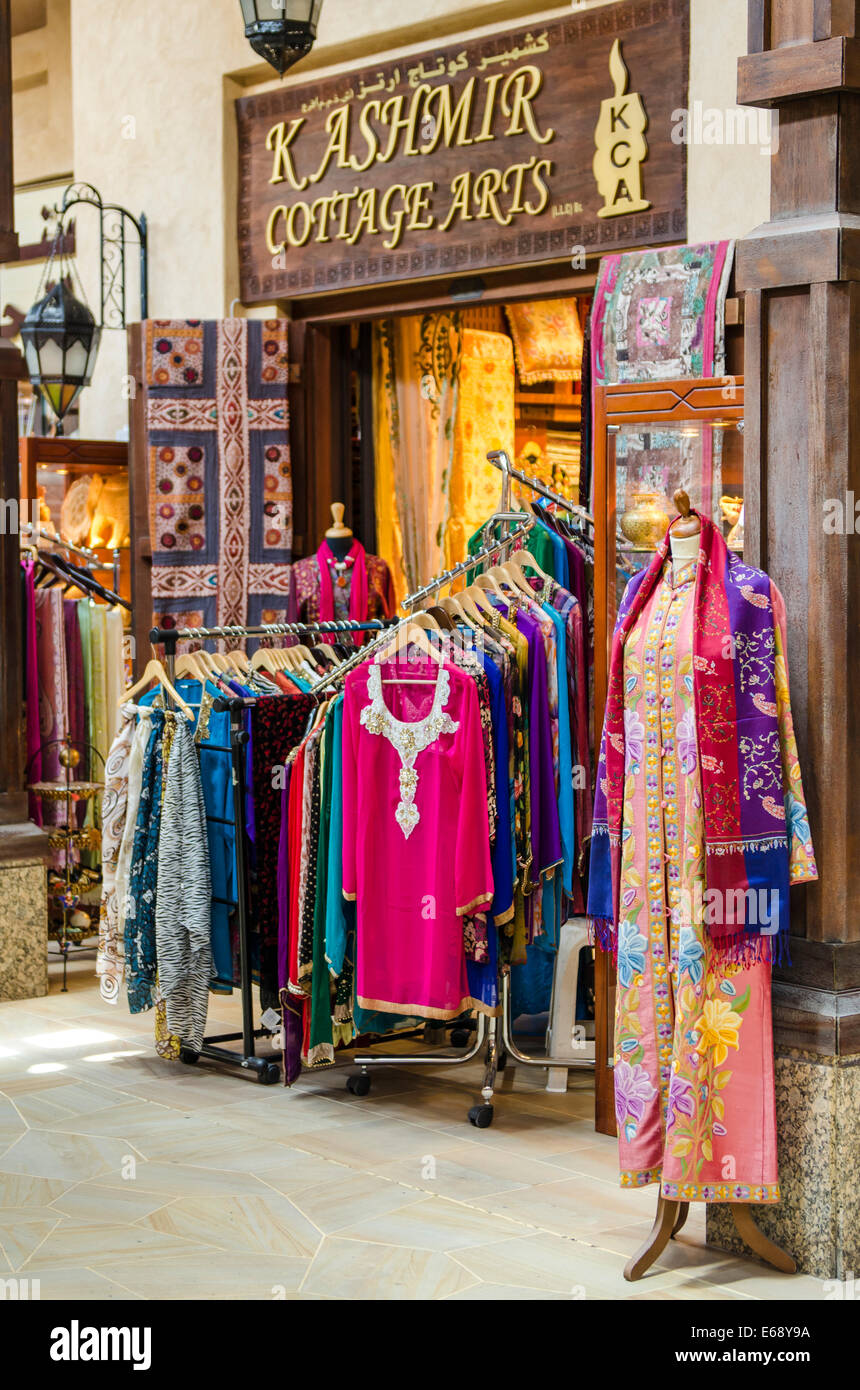 Abbigliamento Abbigliamento souvenir e prodotti tessili al Souk Madinat Jumeirah mercato, Dubai Emirati Arabi Uniti EMIRATI ARABI UNITI. Foto Stock