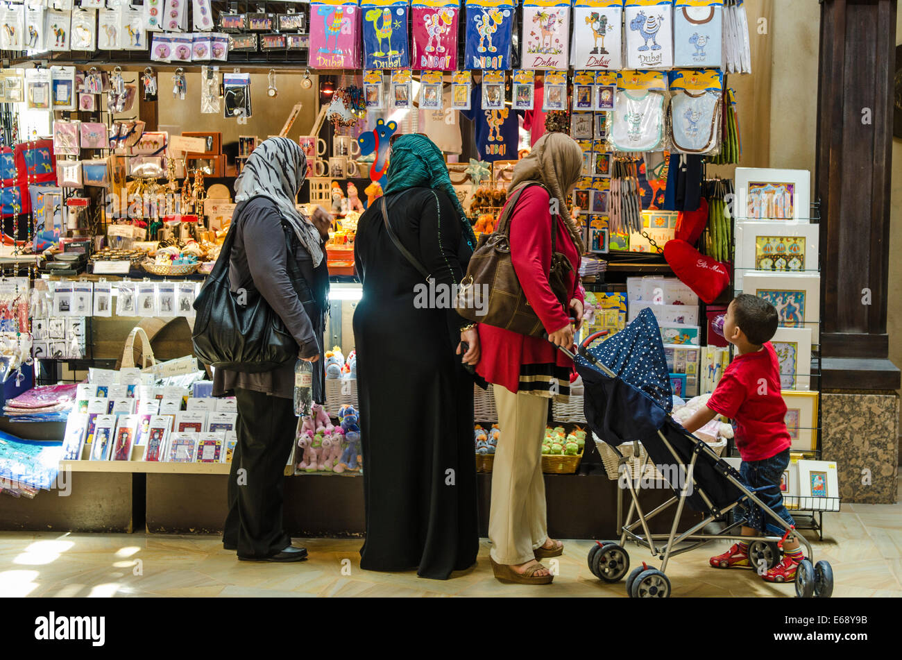 Donne arabe shopping presso il Souk Madinat Jumeirah mercato, Dubai Emirati Arabi Uniti EMIRATI ARABI UNITI. Foto Stock