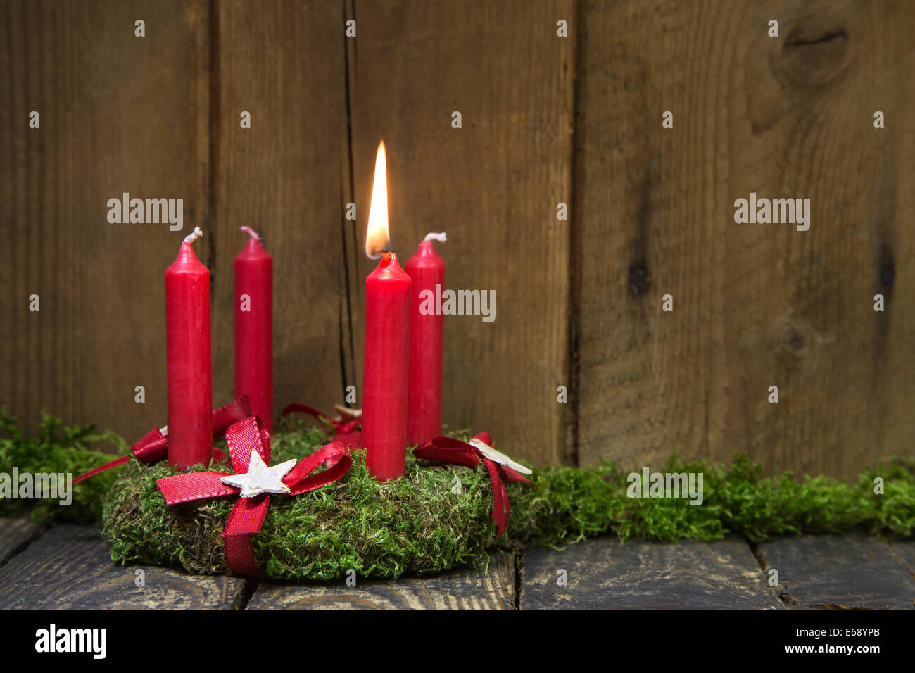 Avvento o ghirlanda di Natale con quattro red candele di cera su sfondo di legno. Foto Stock