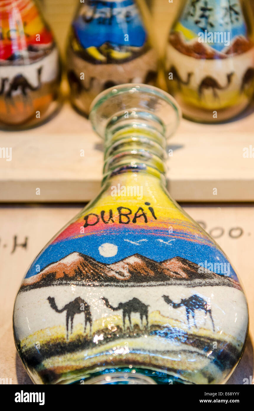 Sand Art in bottiglie al Souk Madinat Jumeirah mercato, Dubai Emirati Arabi Uniti EMIRATI ARABI UNITI. Foto Stock