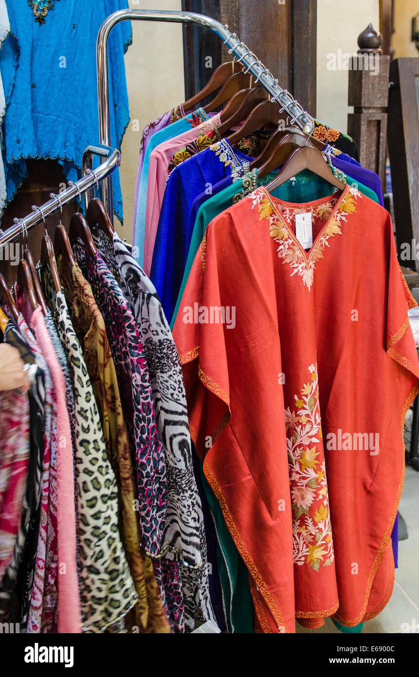 Abbigliamento Abbigliamento e tessili al Souk Madinat Jumeirah mercato, Dubai Emirati Arabi Uniti EMIRATI ARABI UNITI. Foto Stock
