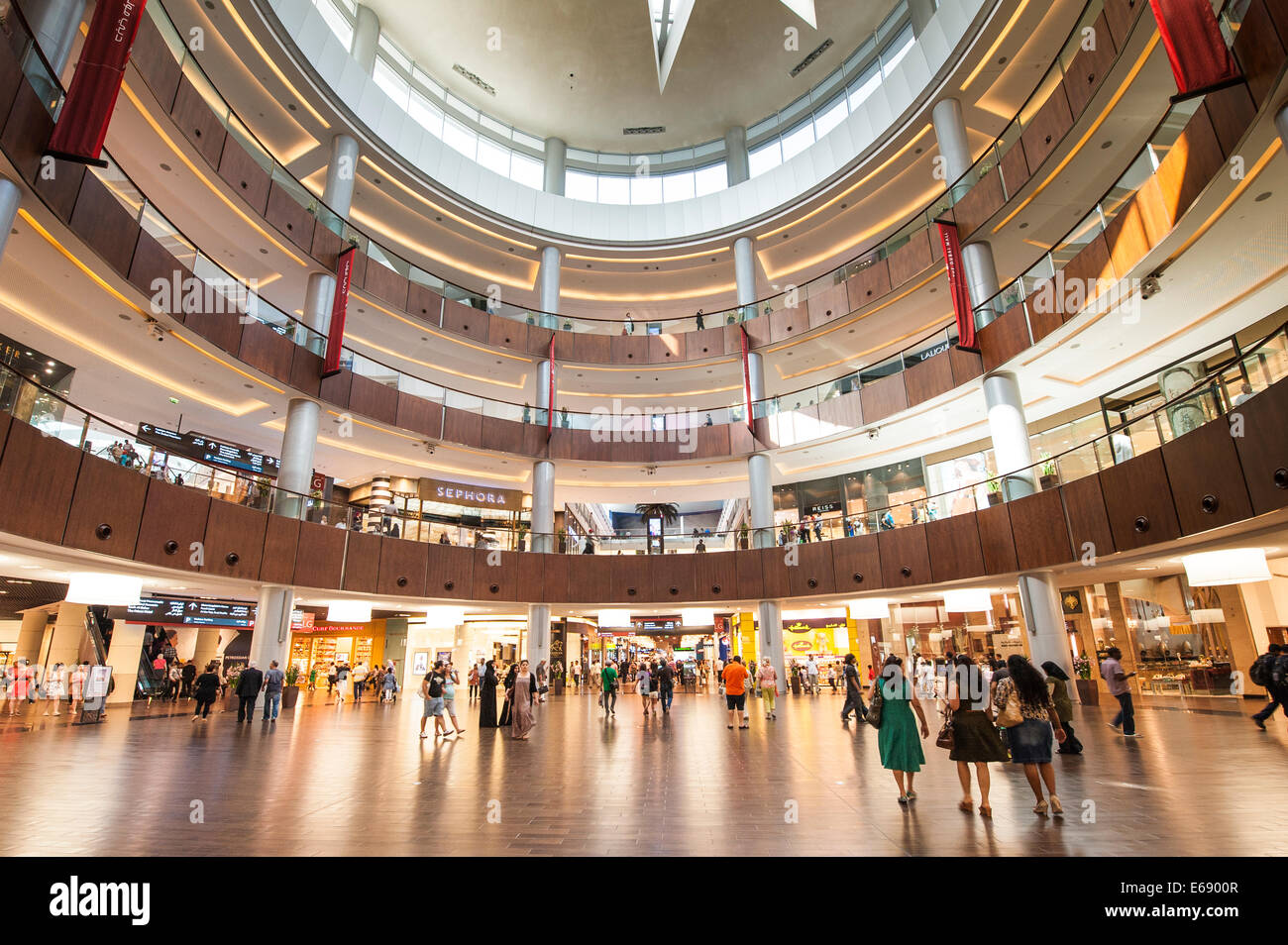 Atrium cupola multi piano negozi i negozi del centro commerciale di Dubai World il più grande centro commerciale di Dubai, Emirati Arabi Uniti EMIRATI ARABI UNITI. Foto Stock