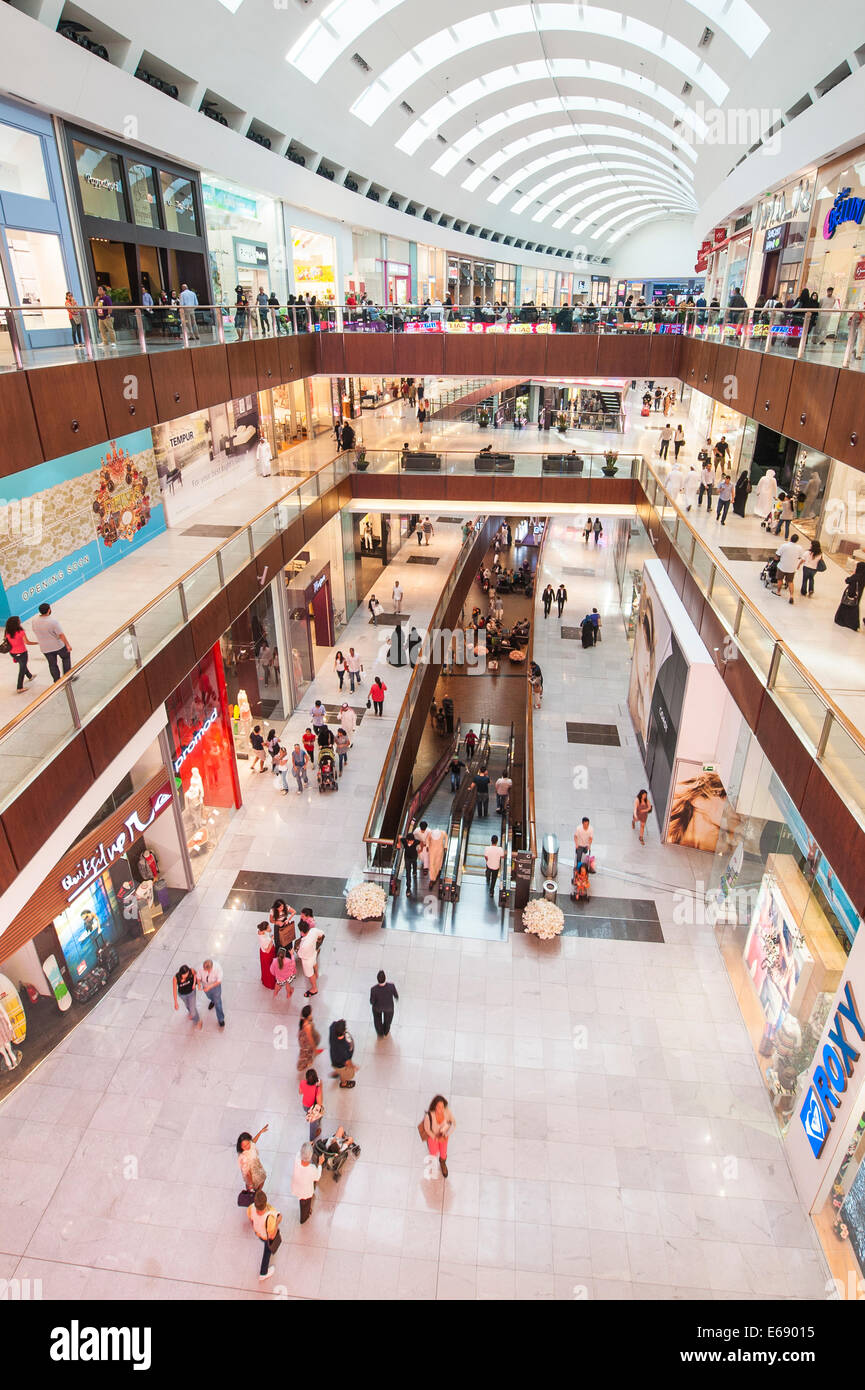 Alta Vista aerea multi piano agli acquirenti di negozi al dettaglio negozi nel centro commerciale di Dubai World il più grande centro commerciale di Dubai, Emirati Arabi Uniti EMIRATI ARABI UNITI. Foto Stock