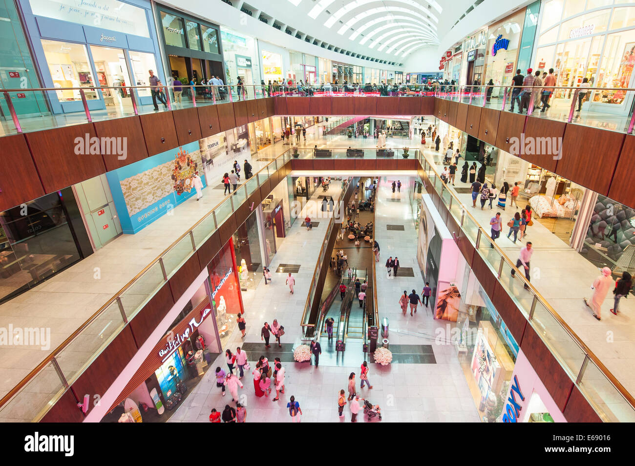 Alta Vista aerea multi piano agli acquirenti di negozi al dettaglio negozi nel centro commerciale di Dubai World il più grande centro commerciale di Dubai, Emirati Arabi Uniti EMIRATI ARABI UNITI. Foto Stock