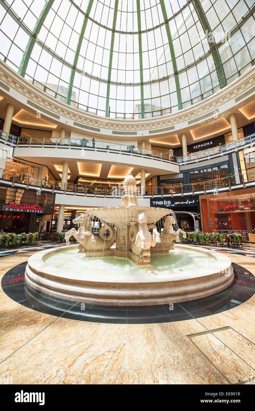 Fountain Restaurant cafe in atrio in vetro negozi i negozi al dettaglio nel centro commerciale Mall of the Emirates, Dubai, Emirati Arabi Uniti EMIRATI ARABI UNITI. Foto Stock