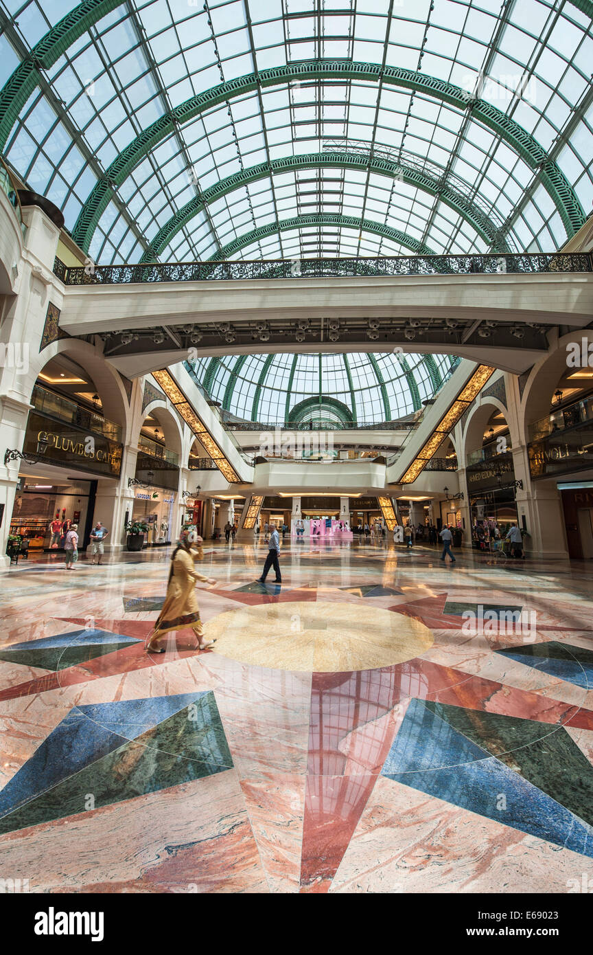 Atrio in vetro negozi i negozi al dettaglio nel centro commerciale Mall of the Emirates, Dubai, Emirati Arabi Uniti EMIRATI ARABI UNITI. Foto Stock
