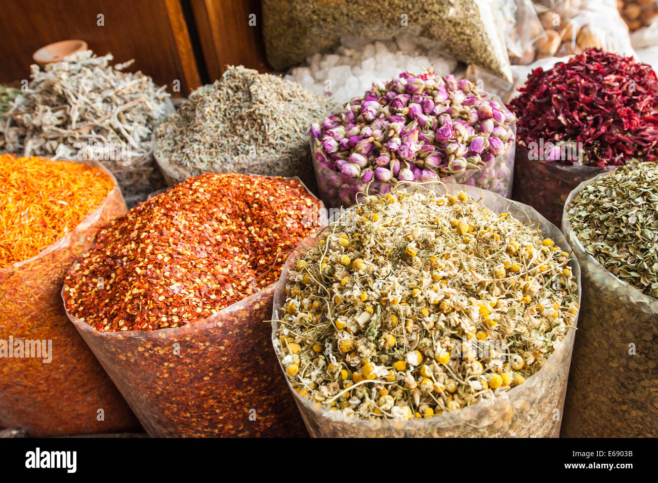 Deira sacchetti di aromi di spezie nel Souk mercato, Dubai, Emirati Arabi Uniti EMIRATI ARABI UNITI. Foto Stock