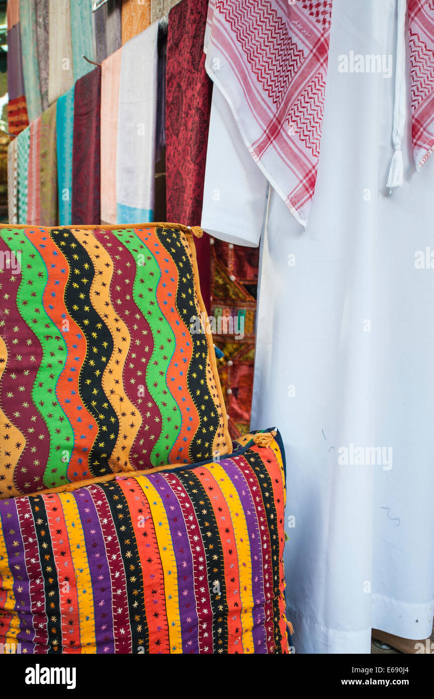 Shemagh foulard arabi hijab scialle abbigliamento Tcholthes extile Souk nel  Bur Dubai, Dubai, Emirati Arabi Uniti EMIRATI ARABI UNITI Foto stock - Alamy