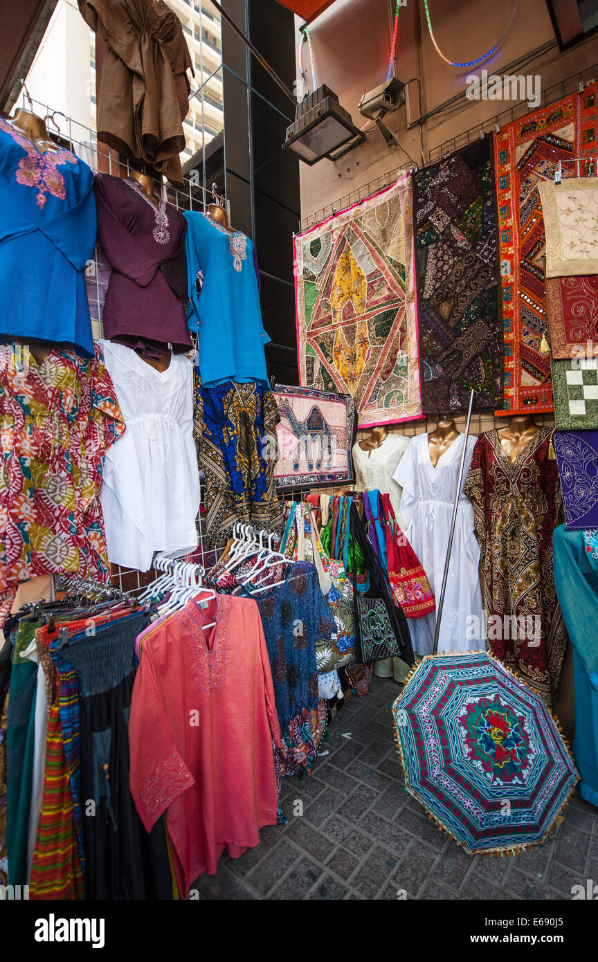 Abbigliamento Abbigliamento Abbigliamento Suk di tessili a Bur Dubai, Dubai, Emirati Arabi Uniti EMIRATI ARABI UNITI. Foto Stock