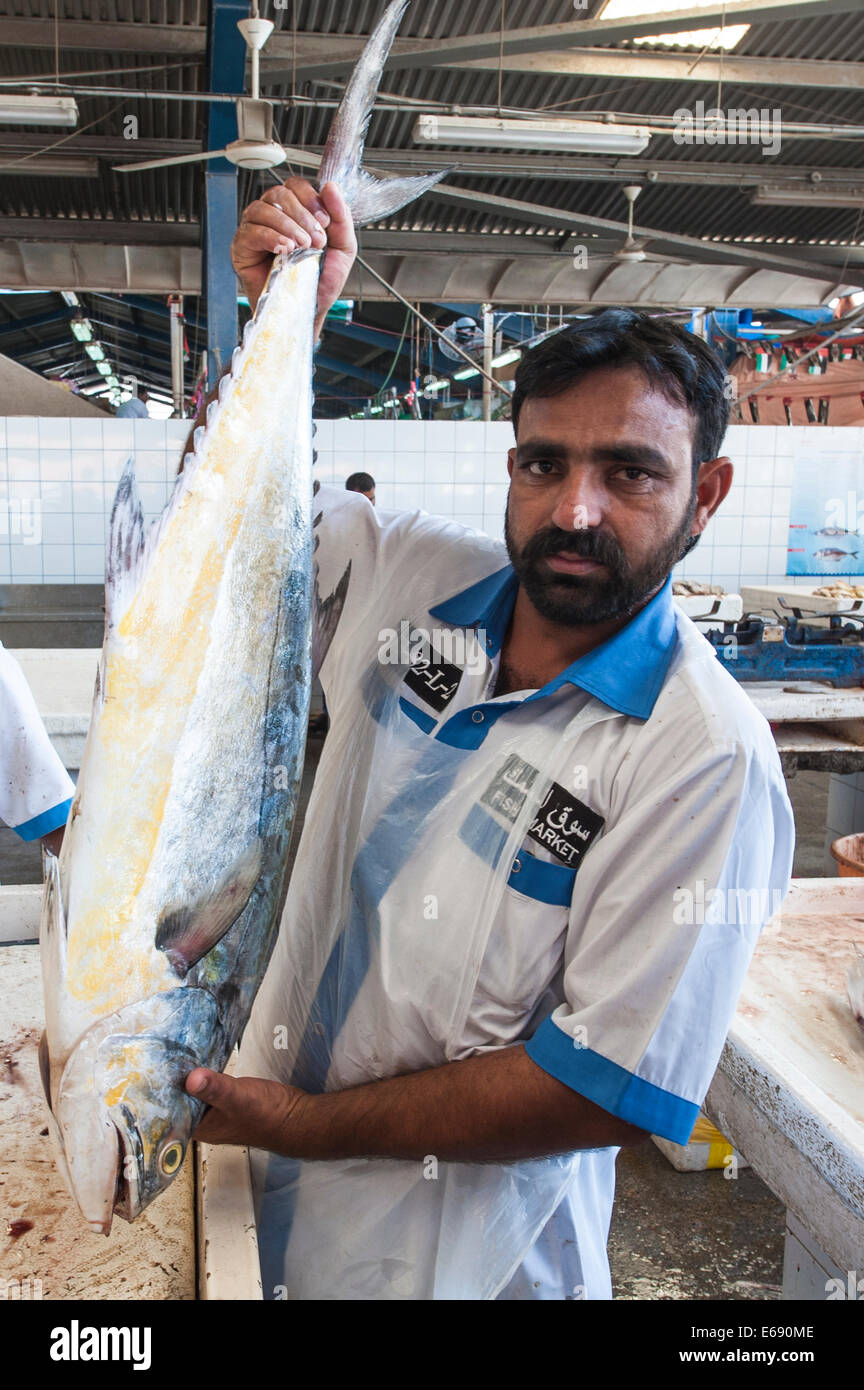 Pescatore con tonno in Deira mercato del pesce dal souk di Dubai, Emirati Arabi Uniti EMIRATI ARABI UNITI. Foto Stock