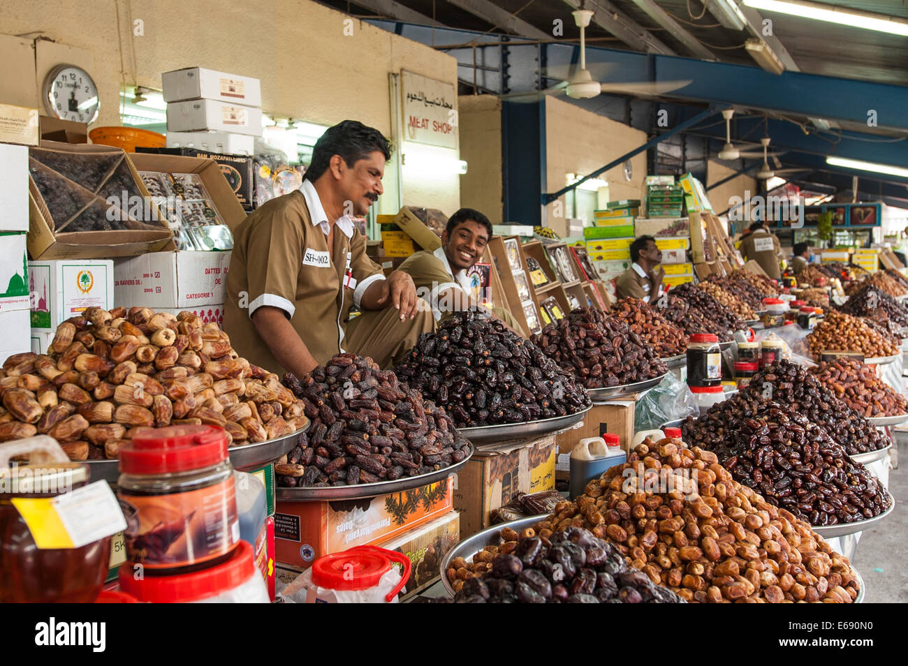 Pile di date a Deira produrre Souk Mercato, Dubai, Emirati Arabi Uniti EMIRATI ARABI UNITI. Foto Stock