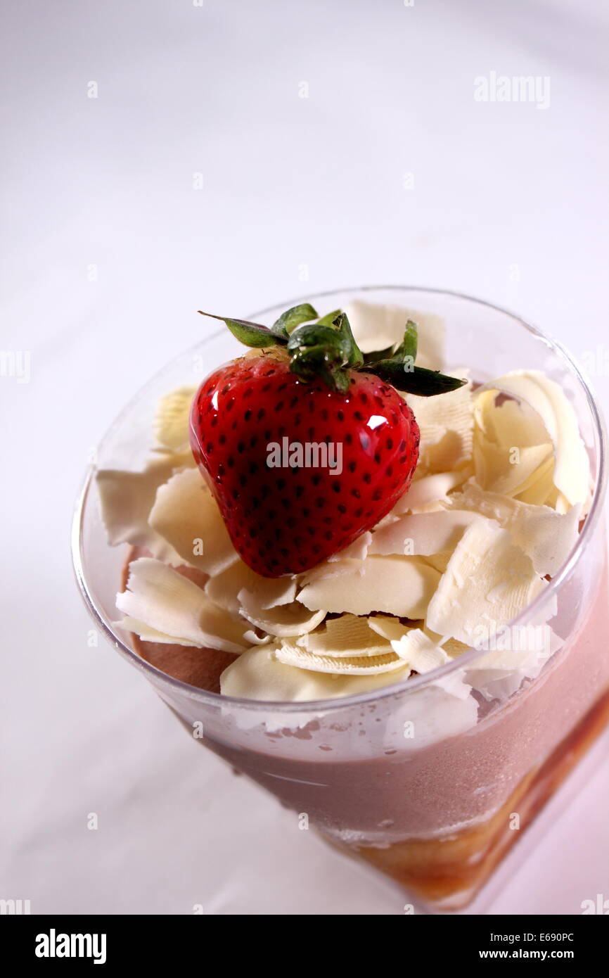 Dolce alle fragole con mousse e frutti di bosco freschi Foto Stock