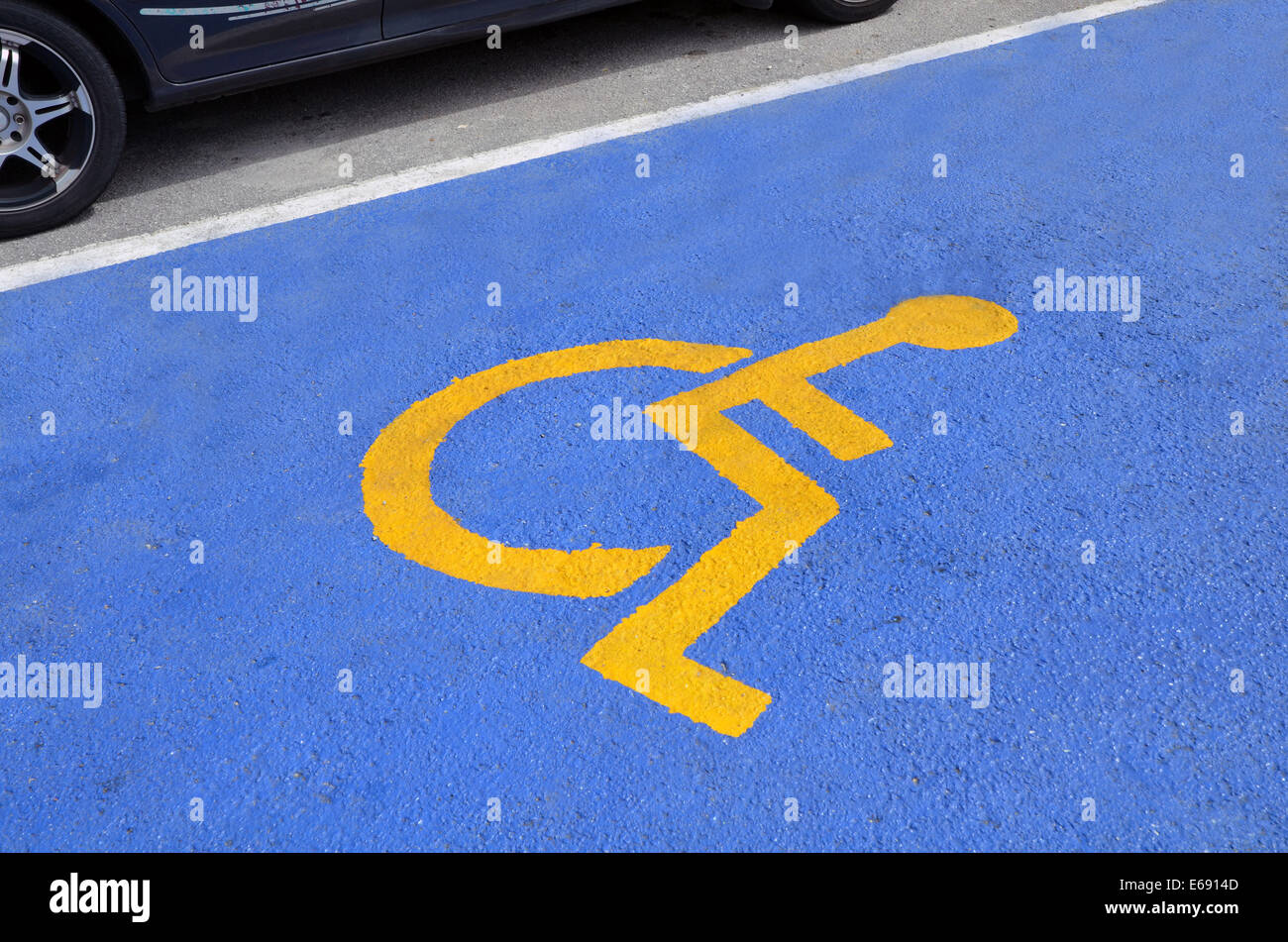 Spazio parcheggio per disabili Foto Stock