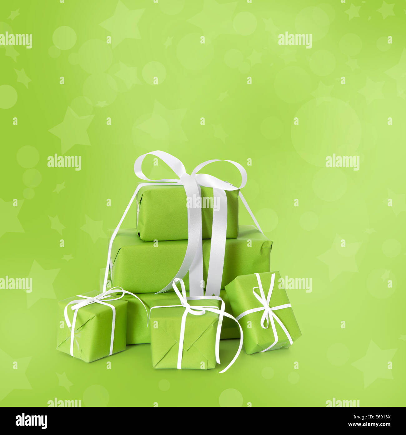 Verde di natale presenta isolato su sfondo verde.il concetto di shopping. Foto Stock