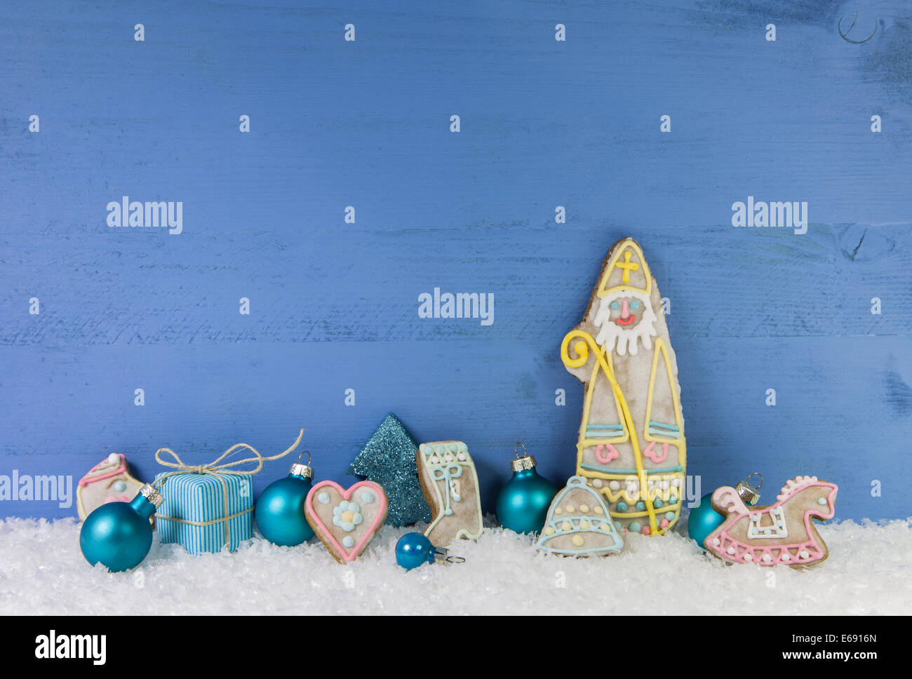 In legno di colore blu sullo sfondo di Natale con Babbo Natale di pan di zenzero. Foto Stock