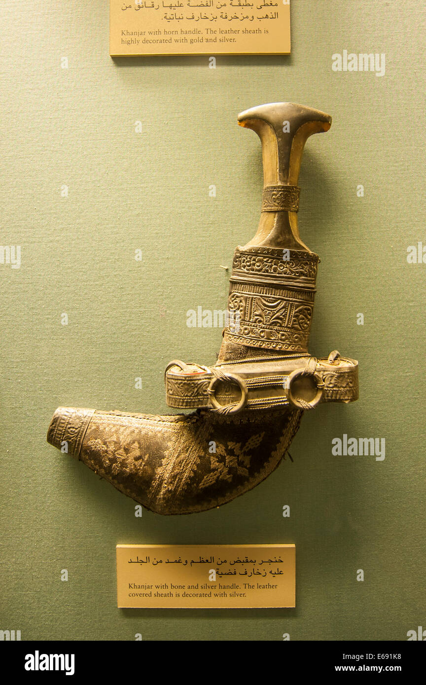 Coltello antico artefatto di pugnale arma nel Museo di Dubai, Dubai, Emirati Arabi Uniti EMIRATI ARABI UNITI. Foto Stock