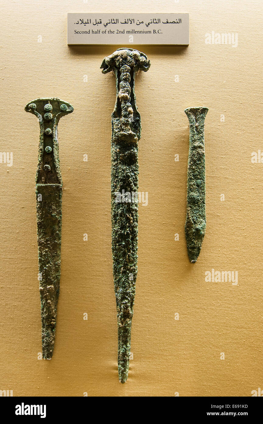 Gli antichi artefatti, pugnali coltelli spade armi nel Museo di Dubai, Dubai, Emirati Arabi Uniti EMIRATI ARABI UNITI. Foto Stock