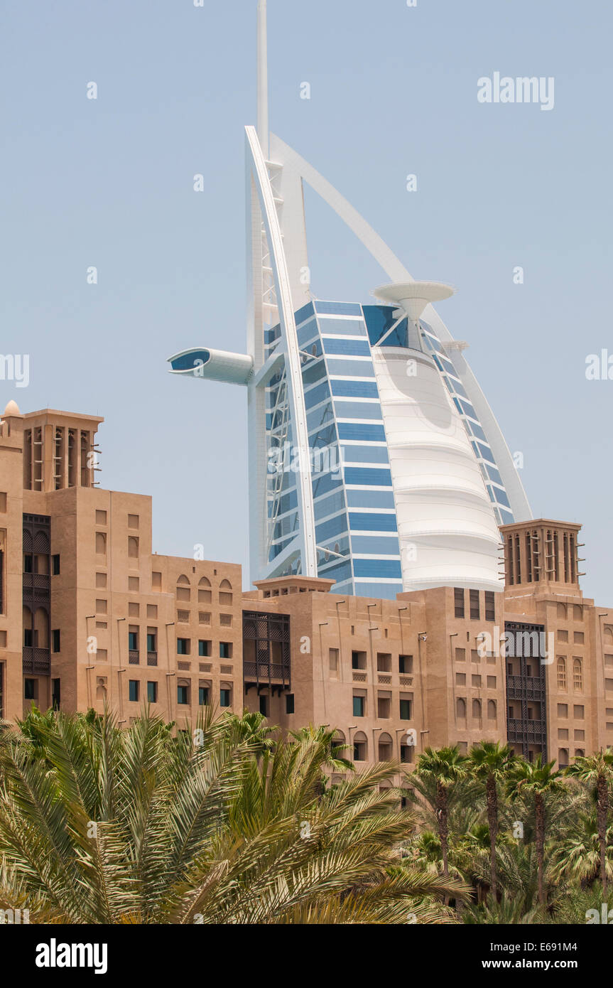 Skyline con il Burj Al Arab Hotel ed edifici di Dubai, Emirati Arabi Uniti EMIRATI ARABI UNITI. Foto Stock