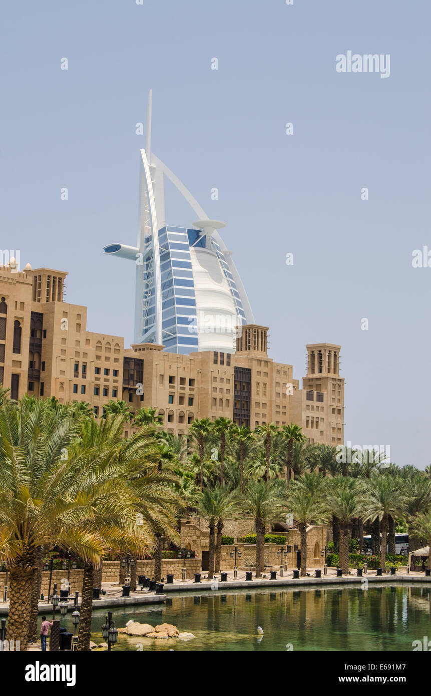 Skyline con il Burj Al Arab Hotel ed edifici di Dubai, Emirati Arabi Uniti EMIRATI ARABI UNITI. Foto Stock