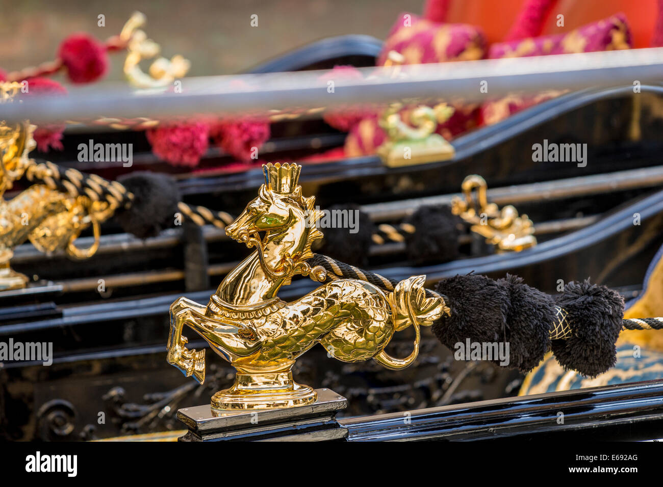 Cavalluccio marino dorato decorazione su una gondola a Venezia. Foto Stock