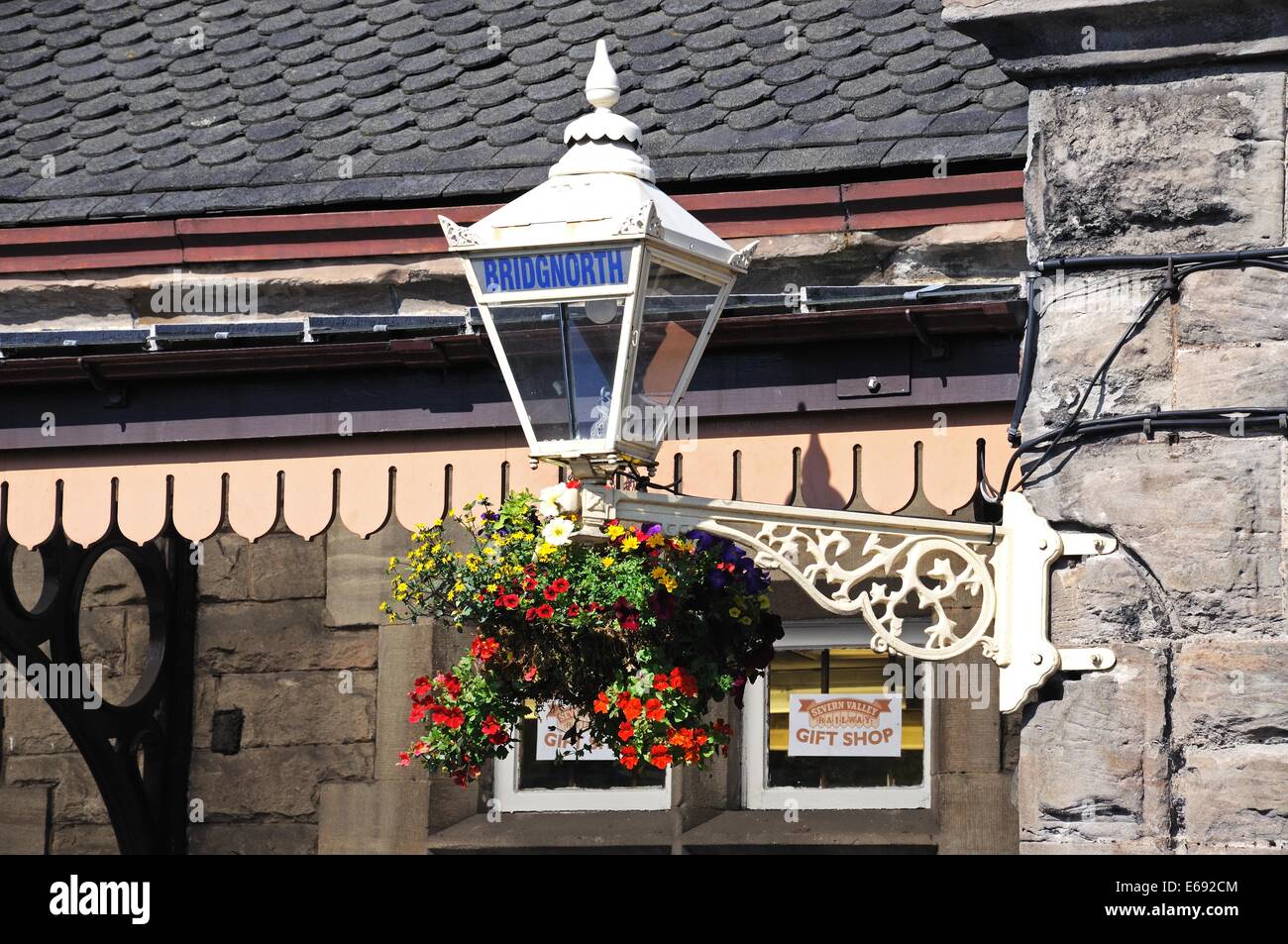 Ferro battuto lanterna sul lato della stazione ferroviaria Edificio, Bridnorth, Shropshire, Inghilterra, Regno Unito, Europa occidentale. Foto Stock