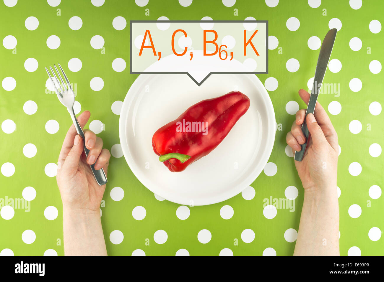 Donna di mangiare crudo fresco pepe rosso pieno di vitamine A, C, B e K, vista dall'alto. Foto Stock