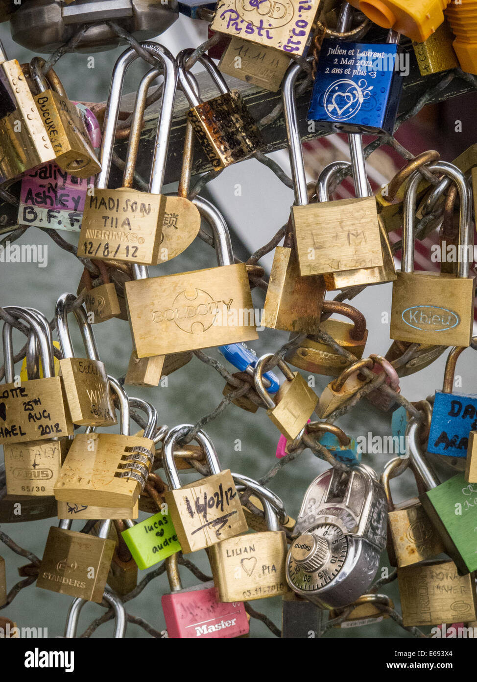 Gli amanti della romantica lucchetti sul Ponts des Arts Parigi Francia Foto Stock