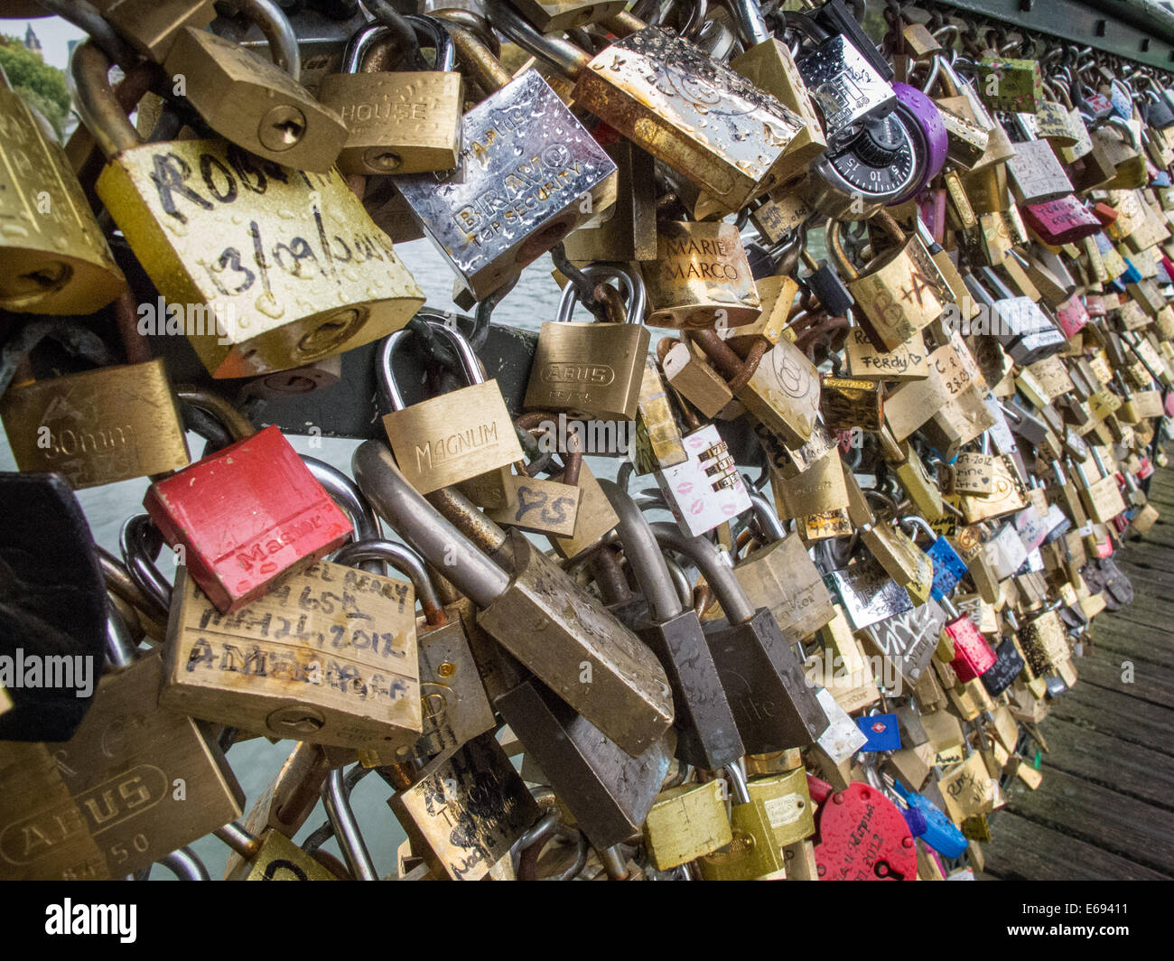 Gli amanti della romantica lucchetti sul Ponts des Arts Parigi Francia Foto Stock