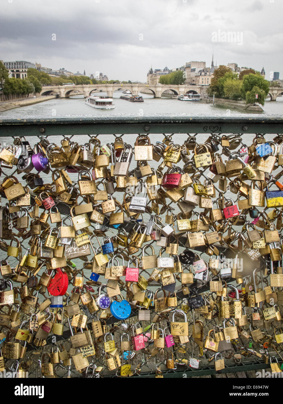 Gli amanti della romantica lucchetti sul Ponts des Arts Parigi Francia Foto Stock