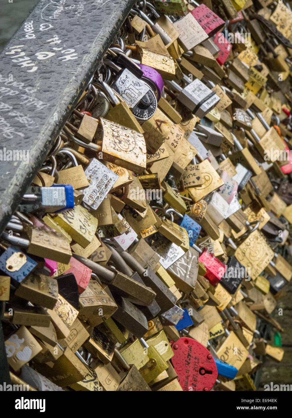 Gli amanti della romantica lucchetti sul Ponts des Arts Parigi Francia Foto Stock