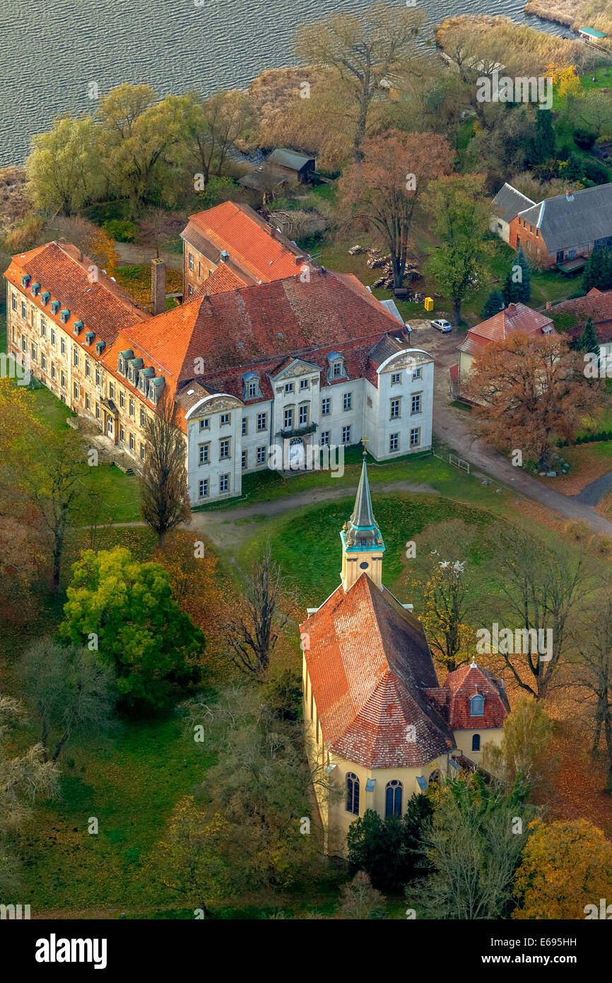 Vista aerea, Schloss Ivenack Castello con la chiesa del castello, Ivenack, Müritz lakeland, Meclemburgo Lake District Foto Stock