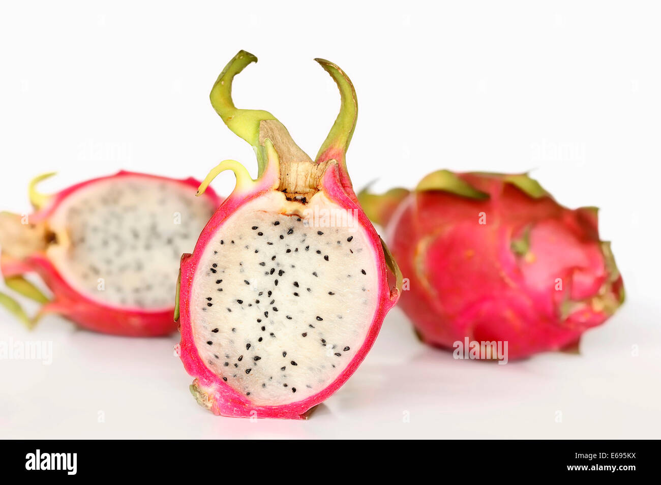 Pitahaya o Dragonfruit (Hylocereus undatus), intero e dimezzato la frutta Foto Stock