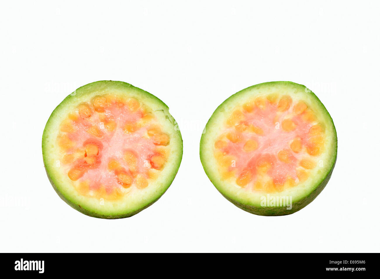 Mela Guava o comuni o guaiava (Psidium guajava), metà del frutto Foto Stock