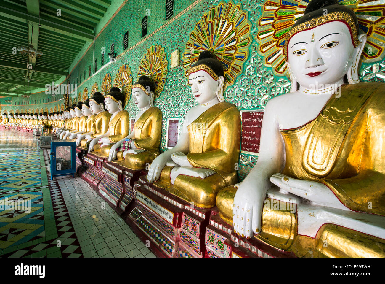 Molti Buddha seduto sculture, pareti decorate con mosaici di vetro, Umin Thounzeh, Umin Thonse o U Min Pagoda Thonze o 30 grotte Foto Stock