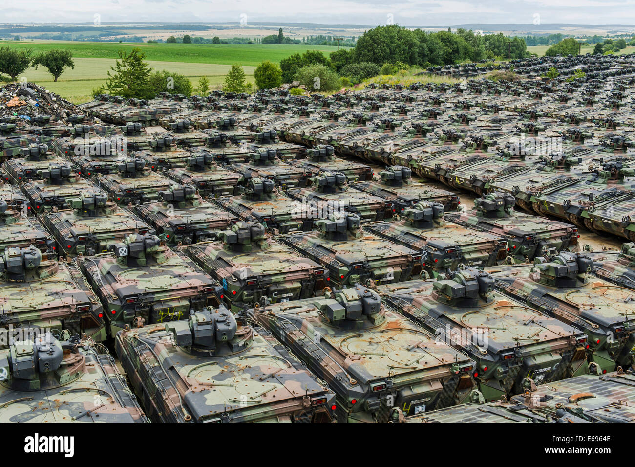 Veicoli blindati tipo Marder in attesa di demolizione, Rockensußra, Turingia, Germania Foto Stock