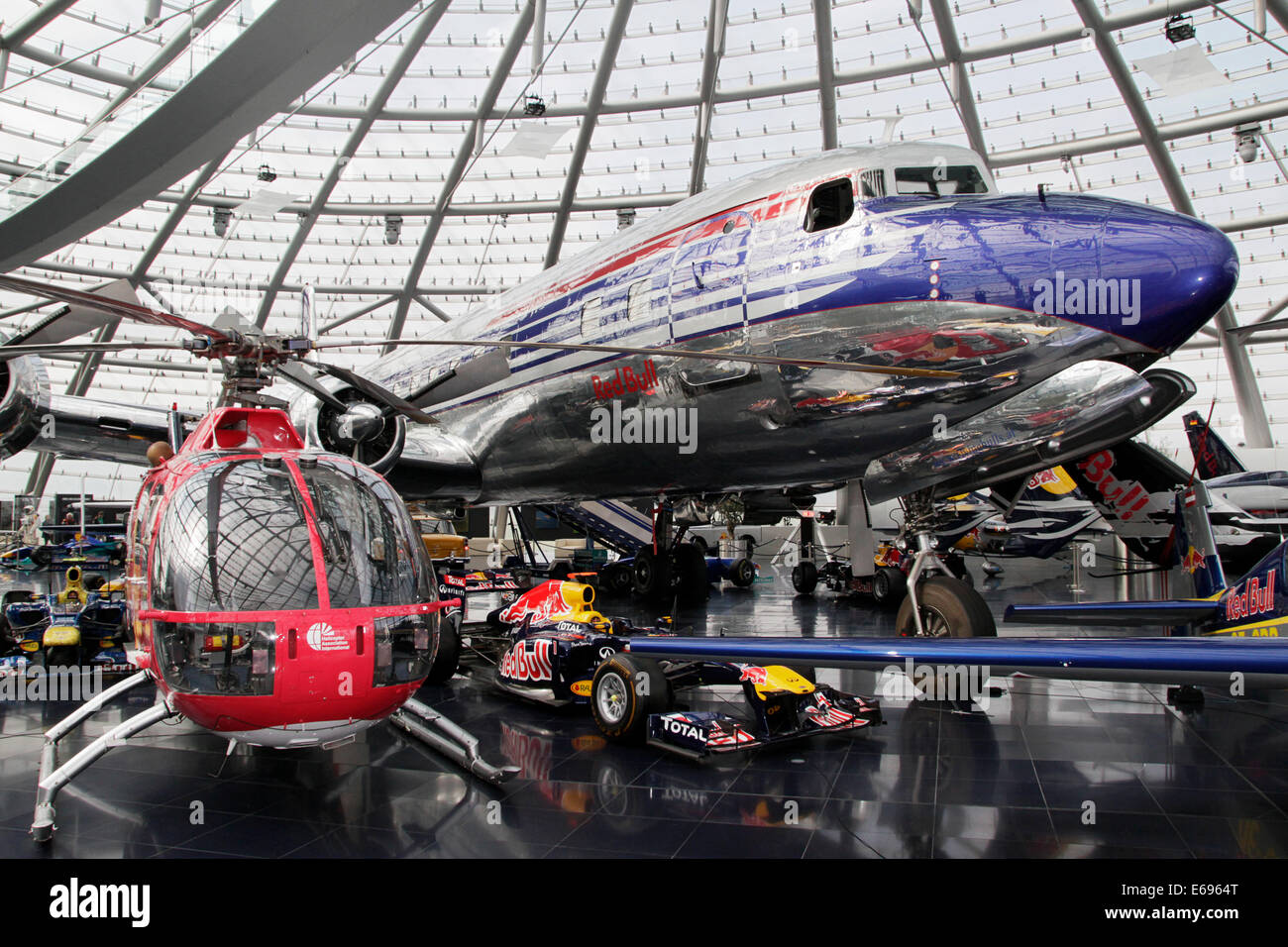 Museo dell'aviazione Hangar 7, elicottero BO 105 CB, Douglas DC-6B aeromobili, racing cars, Salisburgo, Stato di Salisburgo, Austria Foto Stock