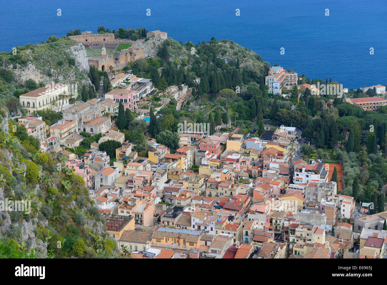 Vista di Taormina con il Teatro Greco, il teatro greco, Taormina, Provincia di Messina, Sicilia, Italia Foto Stock