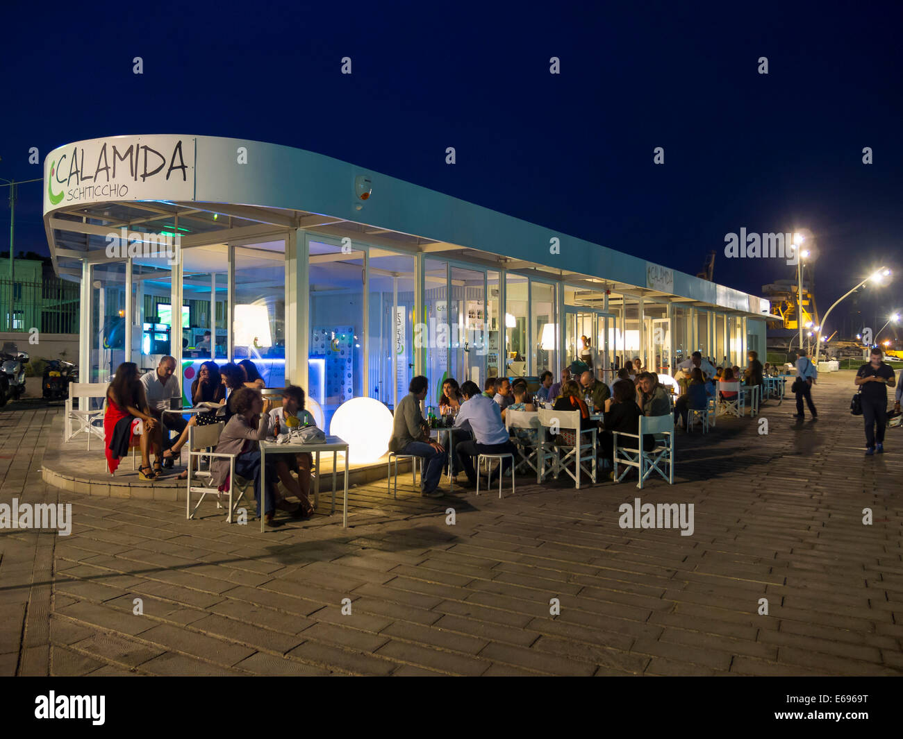 Lounge e bar presso il porto di pesca, Piazza Fonderia, Palermo, Sicilia, Italia Foto Stock