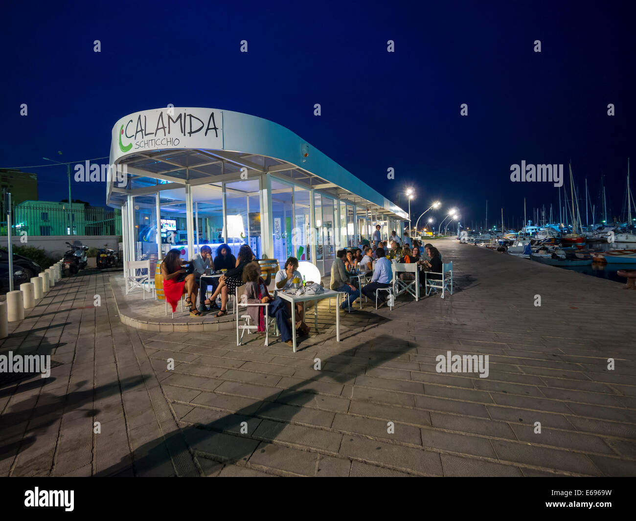 Lounge e bar presso il porto di pesca, Piazza Fonderia, Palermo, Sicilia, Italia Foto Stock