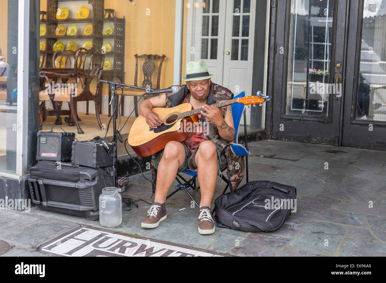 Musicista di strada, uomo anziano a suonare la chitarra blues, musica eseguita su Bourbon Street, New Orleans, Louisiana Foto Stock